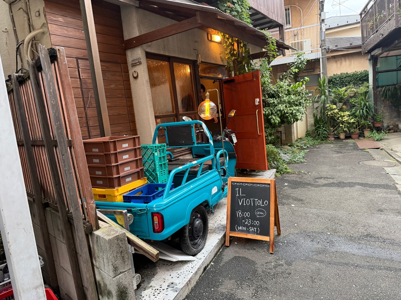 三軒茶屋・太子堂の路地にある、イルヴィオットロのオレンジ色の入口