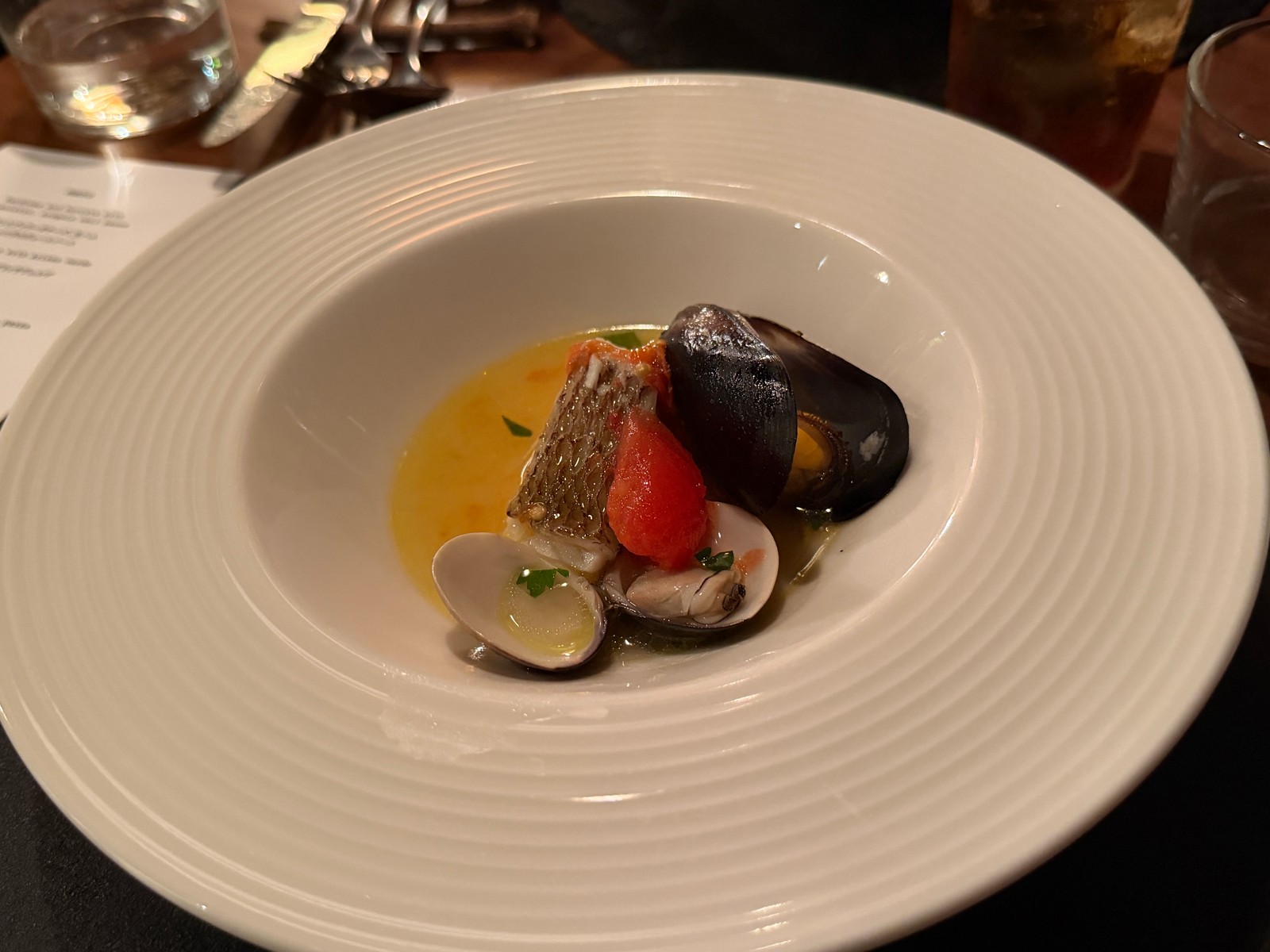 白い器に盛られたイルヴィオットロの魚介料理